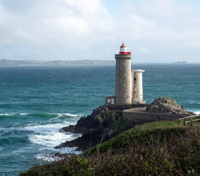 Phare en bord de mer, visuel publié par Advenn
