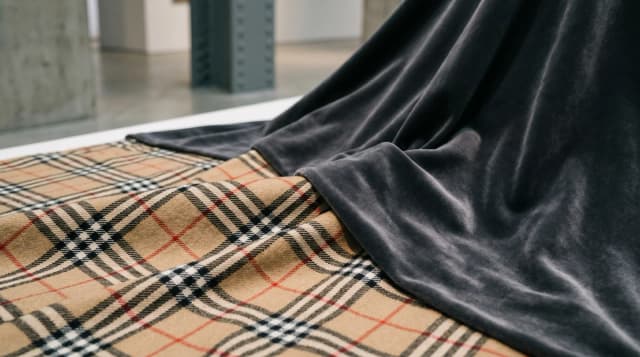 Tartan classique partiellement recouvert d'un velours moderne sombre