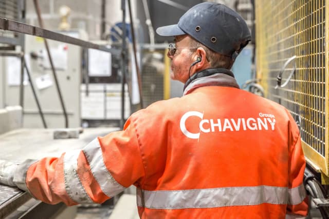 Professionnel en tenue Chavigny dans un environnement industriel