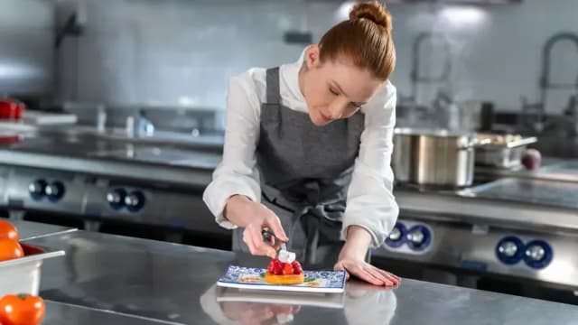 Professionnelle en tenue de cuisine, visuel publié par Elis