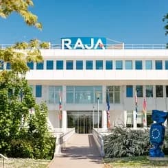 Façade et entrée d’un bâtiment RAJA
