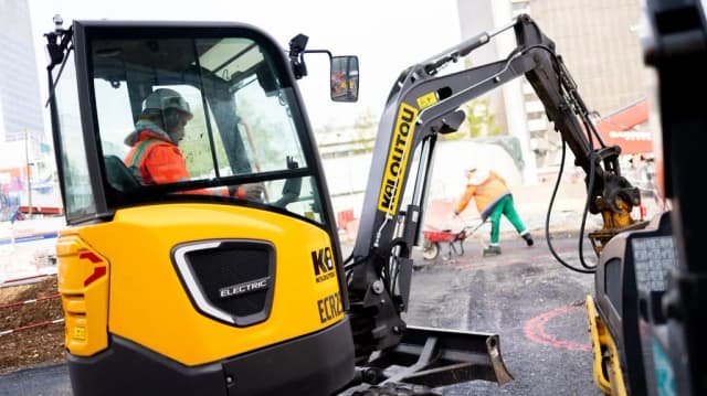 Engin de chantier Kiloutou en utilisation