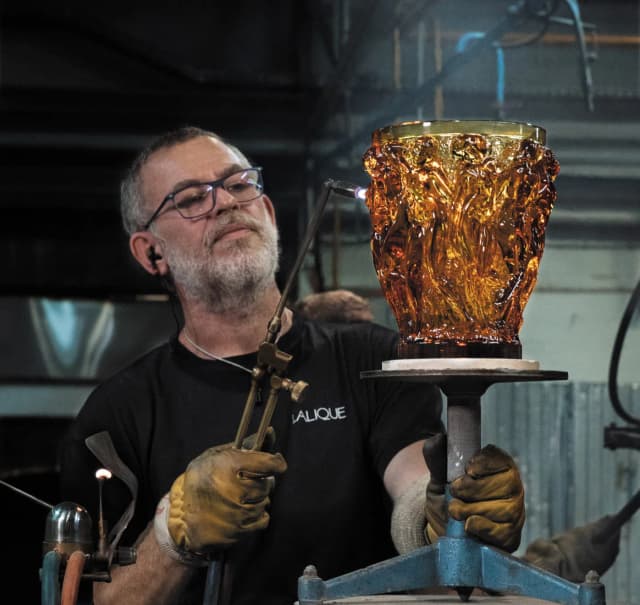 Artisan travaillant une pièce en cristal dans un visuel Lalique