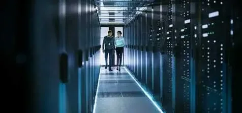 Allée de baies informatiques dans un centre de données, visuel Legrand