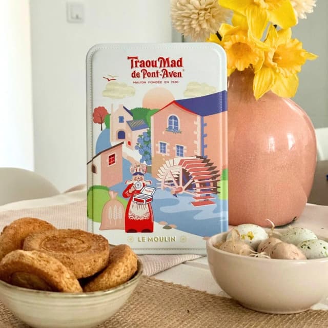 Boîte de palets Traou Mad et biscuits présentés sur une table