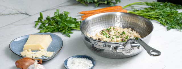 Ustensiles de cuisson Mauviel M’Élite et ingrédients sur un plan de travail