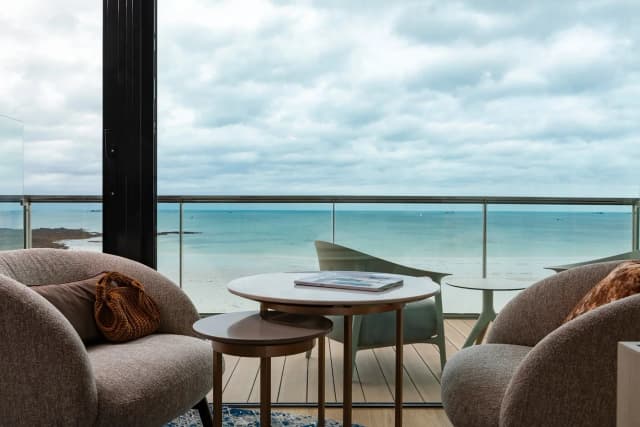 Fauteuils et table face à la mer à l’hôtel Oceania Saint-Malo
