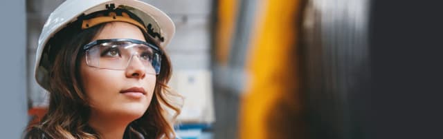 Personne portant un casque et des lunettes de protection, visuel Somfy