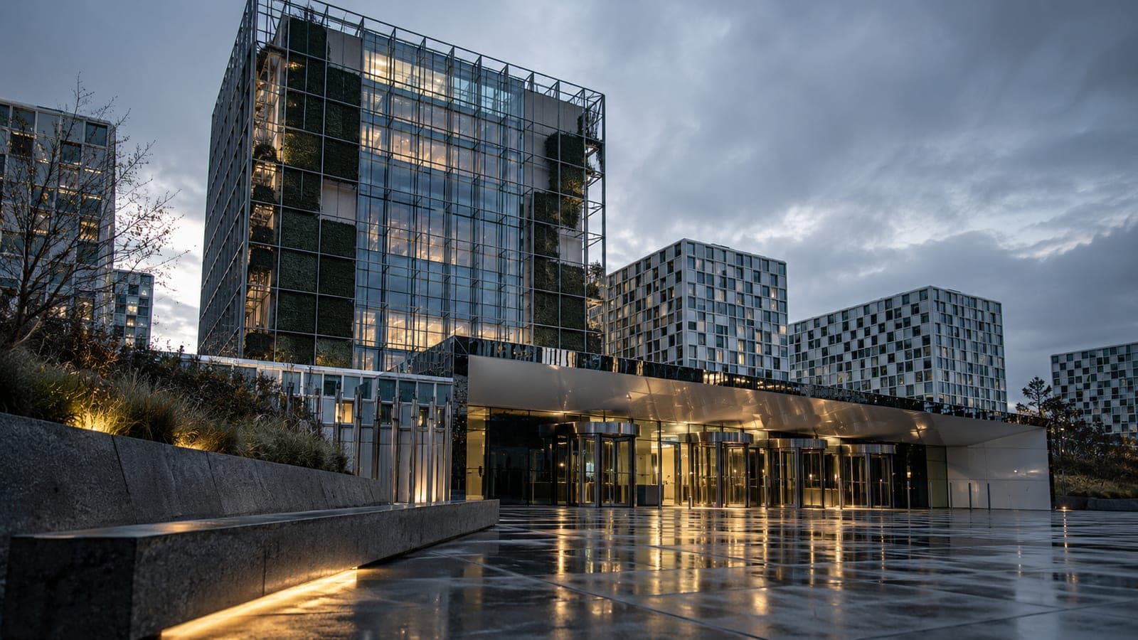Illustration generee par IA : batiment judiciaire moderne au crepuscule, sous la pluie