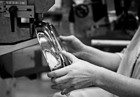 Travail d’une pièce métallique dans un atelier Cristel
