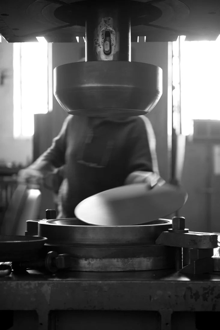 Travail d’emboutissage dans la manufacture de Buyer