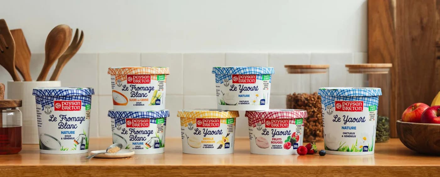 Pots de yaourts et de fromages blancs Paysan Breton sur une étagère