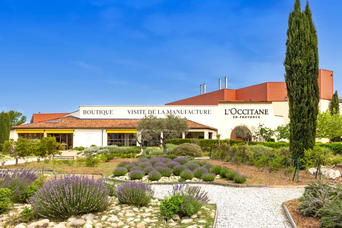 Jardin et boutique de la manufacture L’Occitane à Manosque