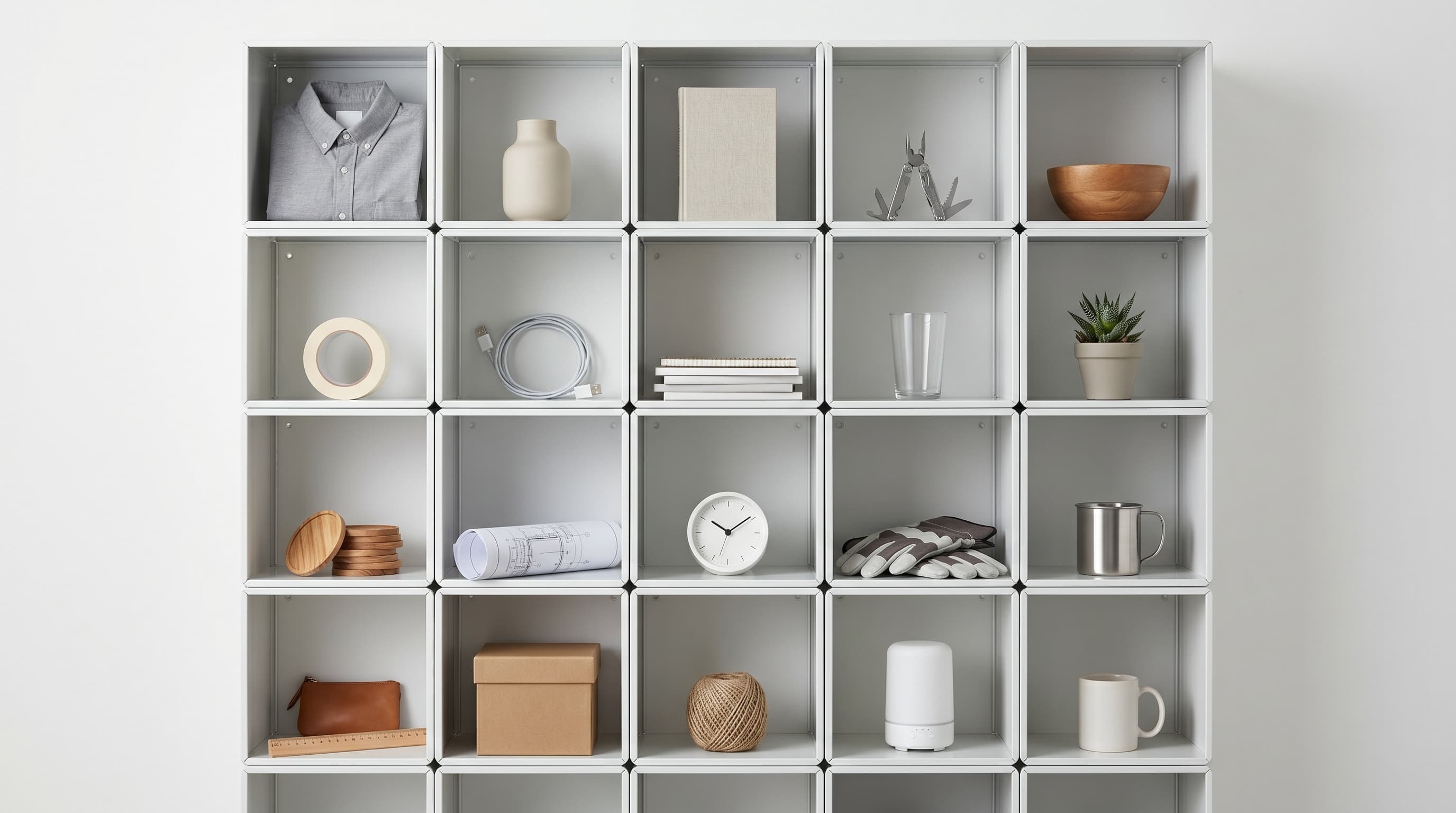 Étagère modulaire en cubes blancs identiques accueillant des produits divers anonymes, métaphore visuelle de la marketplace comme infrastructure neutre