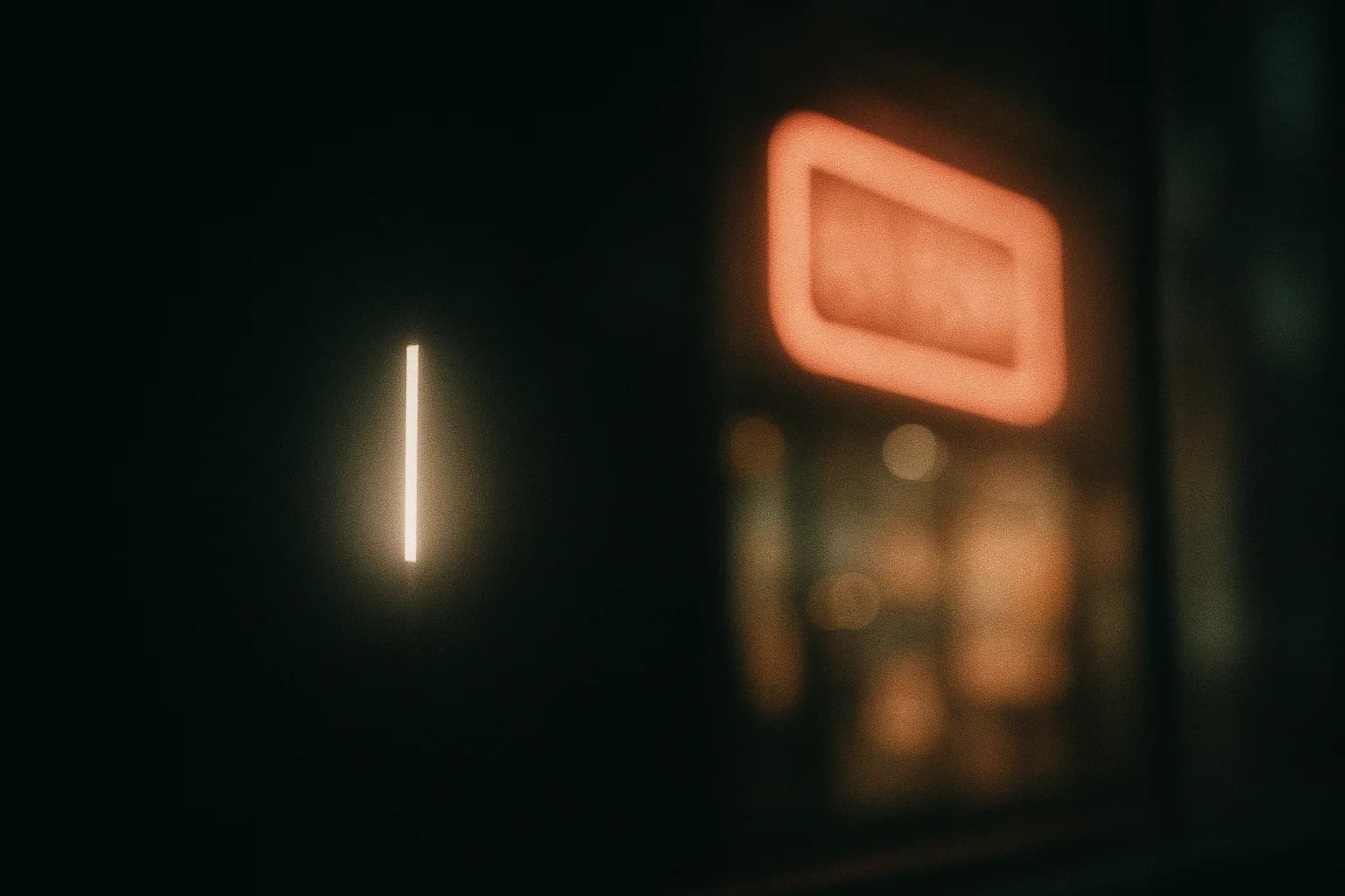 Un curseur de texte clignotant lumineux sur un écran noir pur, sa lumière se répandant et se reflétant en enseigne publicitaire au néon dans la vitre sombre, le calme d'un outil de recherche devenant une place de marché, métaphore d'un virage publicitaire qui teste la confiance