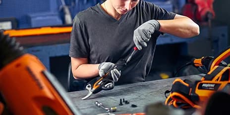 Technicien intervenant sur un outil dans un atelier Pellenc