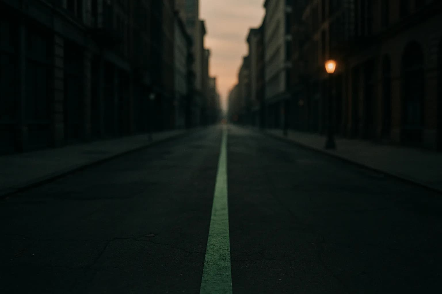 Ligne verte peinte au sol traversant une ville déserte à l'aube, seule signalétique d'un parcours invisible qui s'éloigne entre les façades