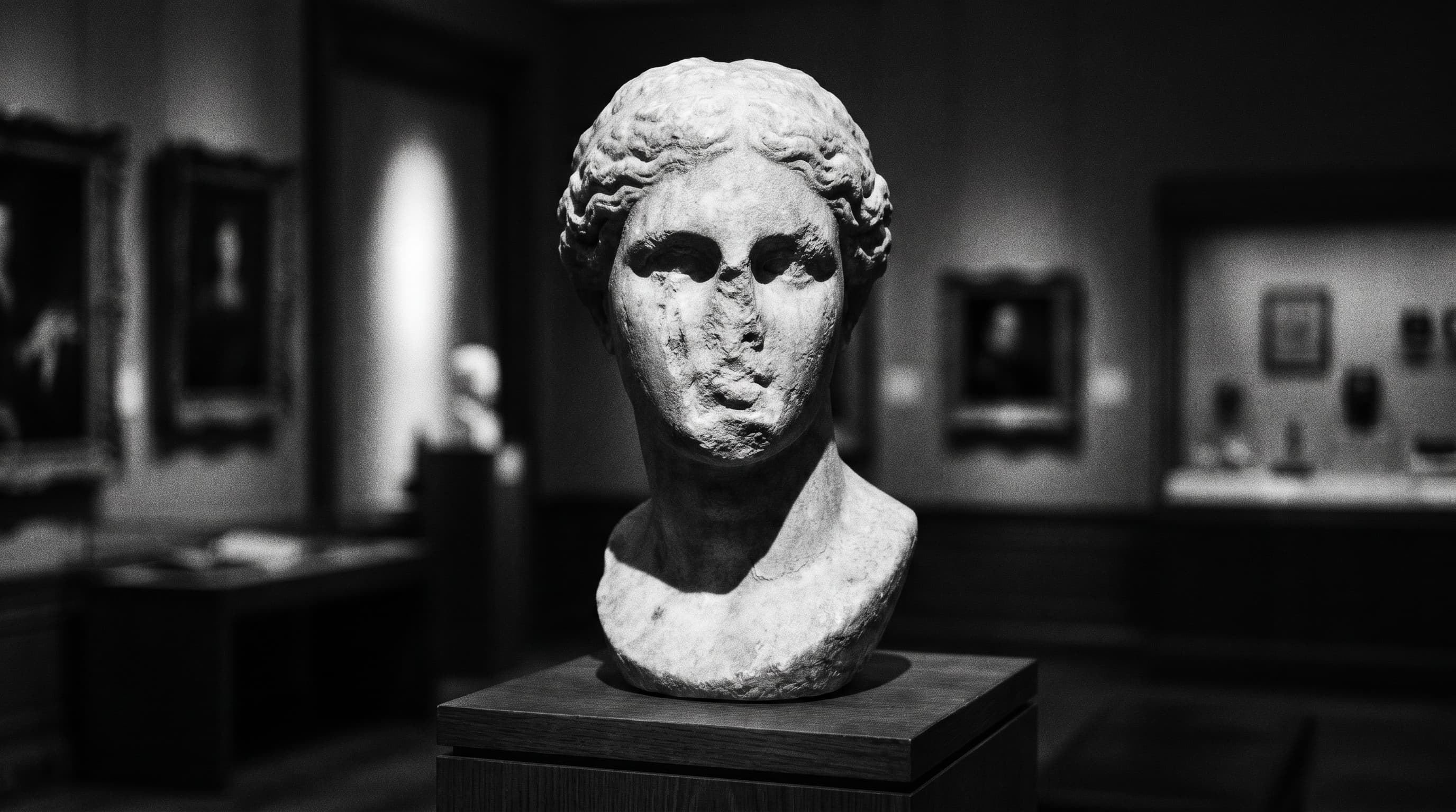 Buste de marbre dont le visage a été partiellement effacé, métaphore visuelle de la destruction d'équité de marque