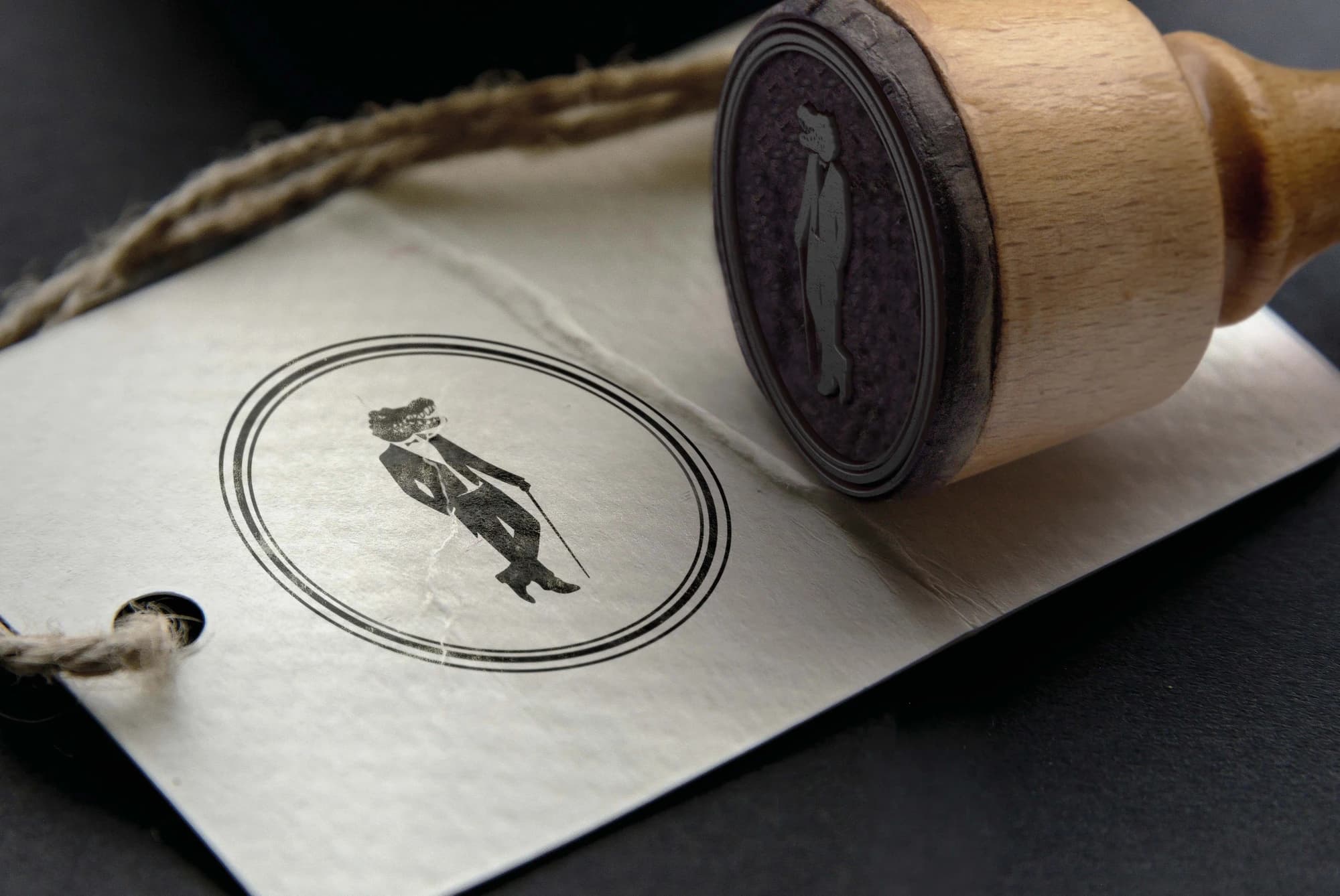 Le Croco, emblème original appliqué en tampon sur une étiquette