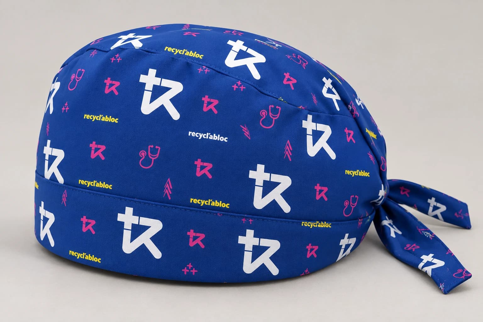 Recyclabloc : simulation de calot de chirurgien bleu, rose et jaune, coutures et liens de serrage