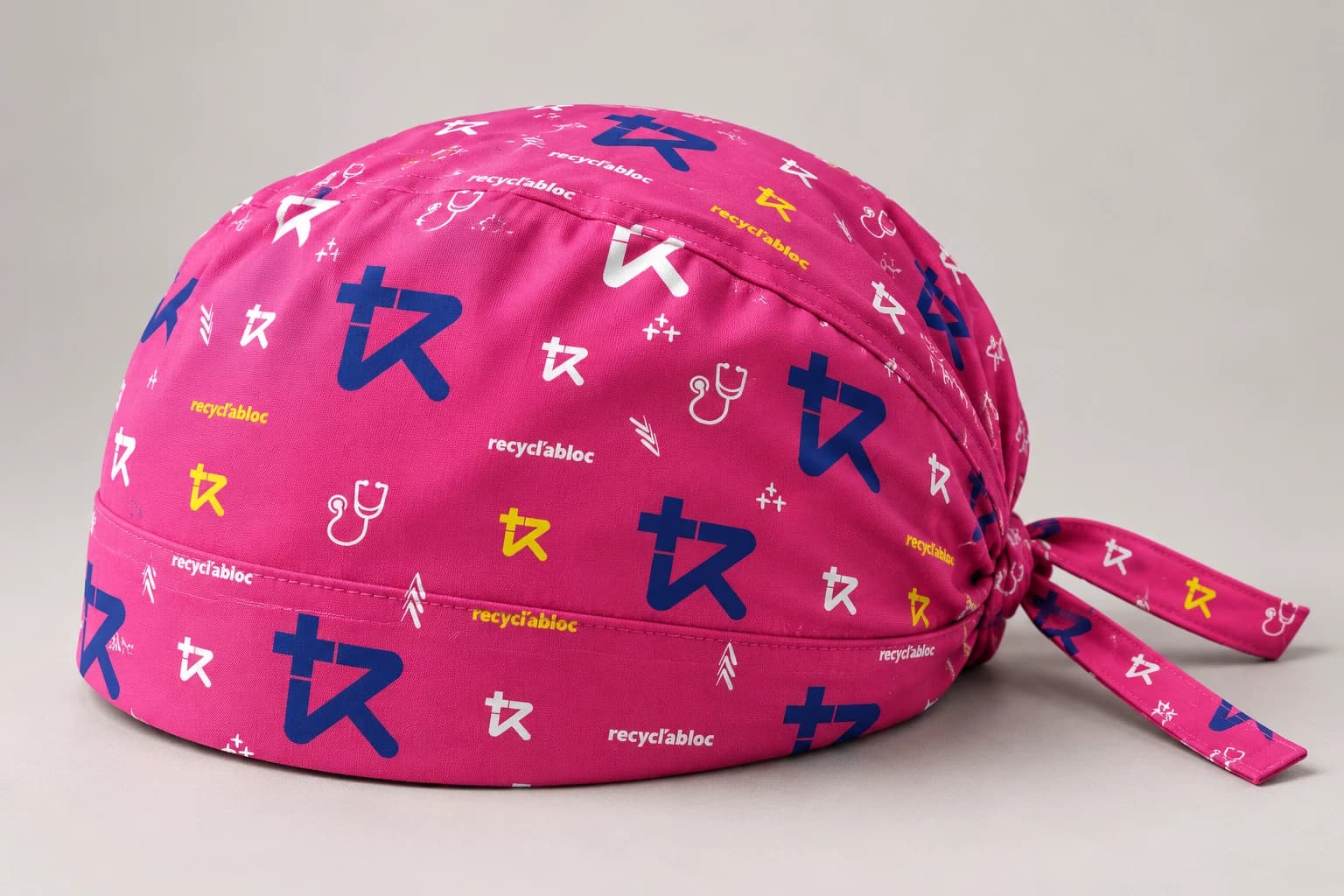 Recyclabloc : simulation de calot de chirurgien rose, bleu et jaune, coutures et liens de serrage