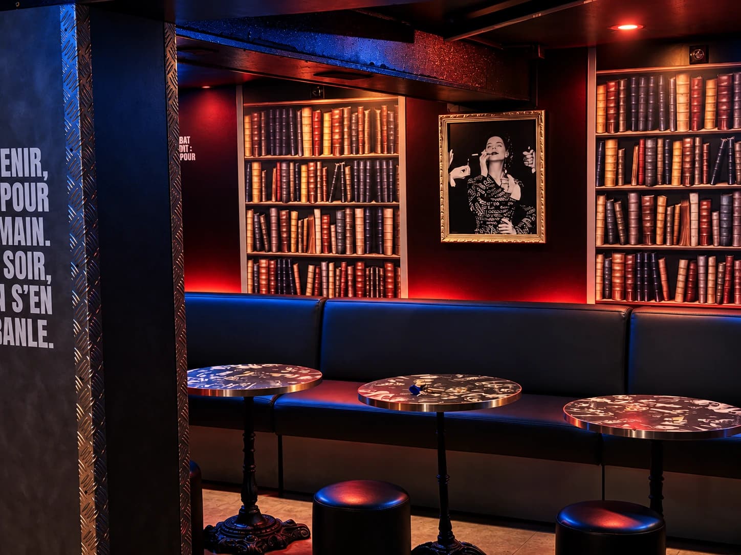 Sunset : bibliothèque, portraits encadrés et tables illustrées, ambiance lumineuse retravaillée