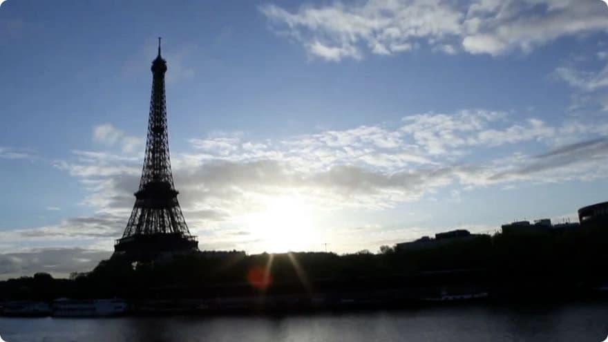 En route vers 2025 : photogramme du film, la Tour Eiffel au soleil couchant