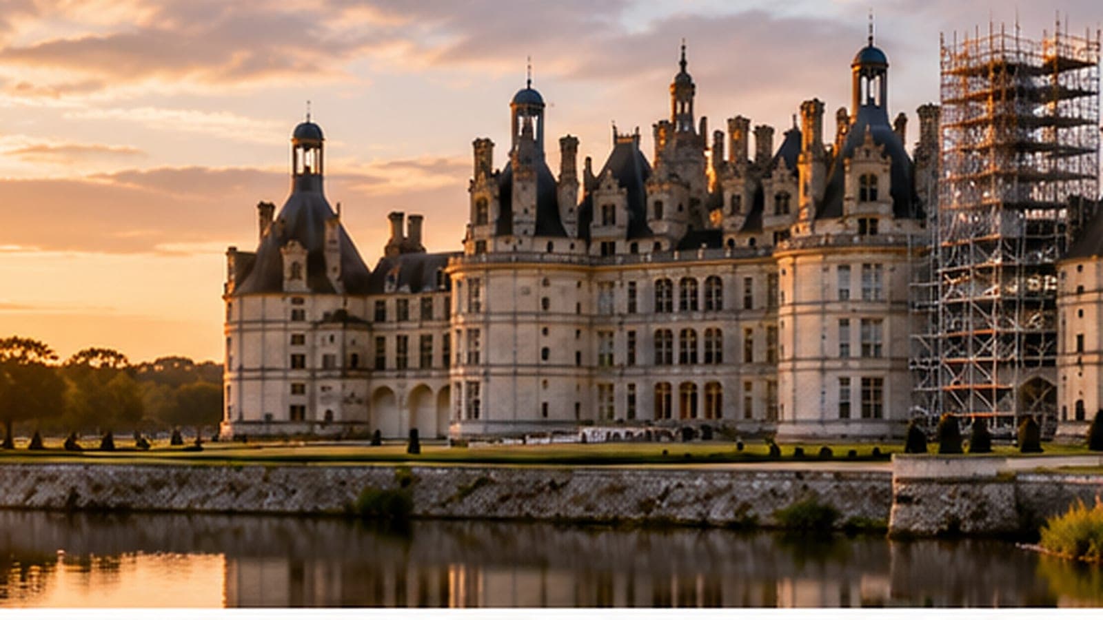 Le château de Chambord au coucher du soleil, un échafaudage dressé sur une aile