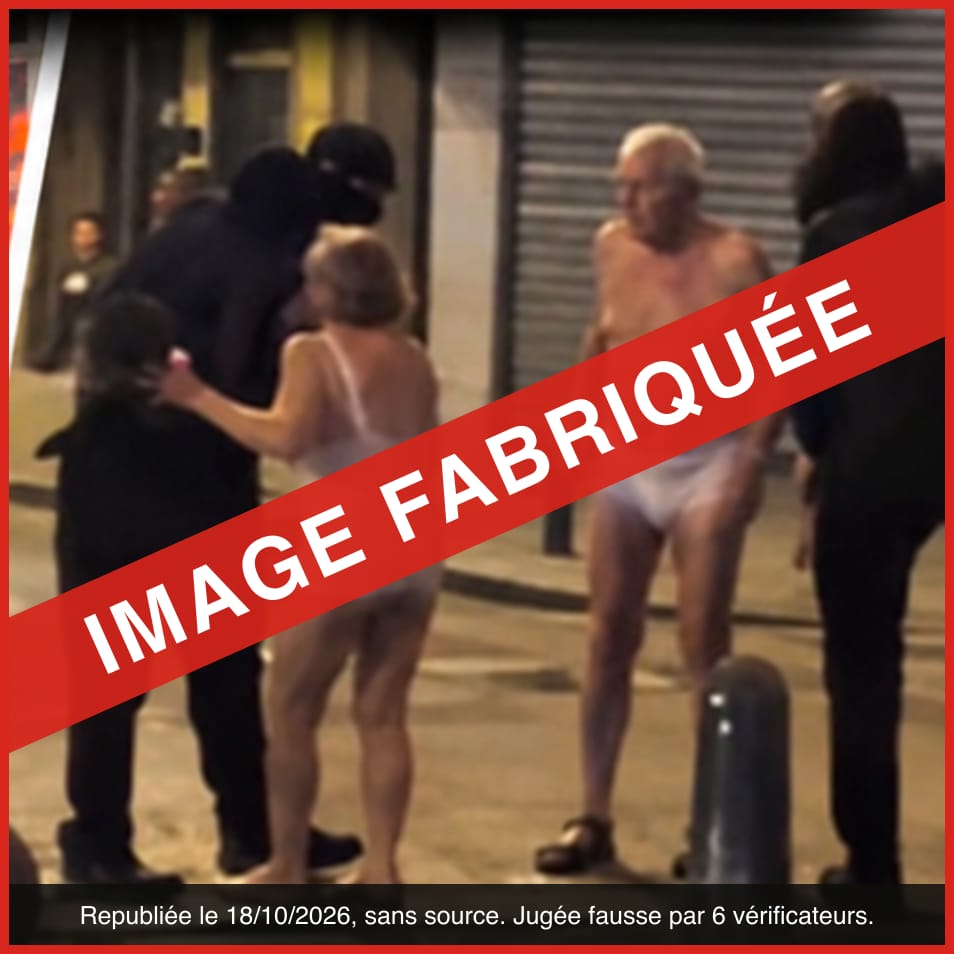 Image fabriquée barrée de la mention IMAGE FABRIQUÉE : un couple âgé en sous-vêtements dans une rue de nuit, entouré de silhouettes cagoulées